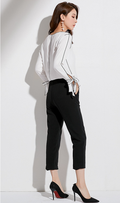 Camiseta feminina de manga longa, estilo coreano, gola redonda, com contraste de cores e detalhe de faixa, ideal para a primavera. — foto 11