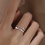 Anel de borboleta duplo feminino, simples e moderno com diamantes. Adicione um toque de sofisticação e brilho ao seu visual diário. — foto 4