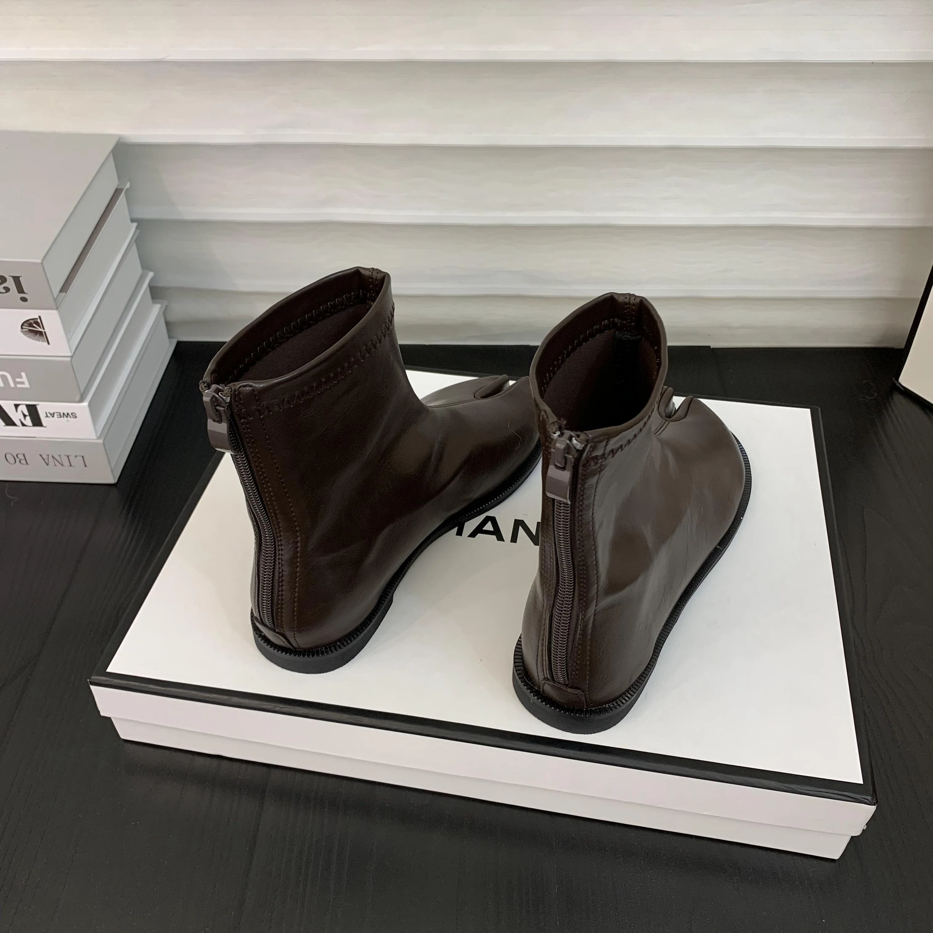 Botas vintage bico dividido com estilo britânico e visual elegante. Calçado charmoso e atraente, perfeito para um toque de classe. — foto 1