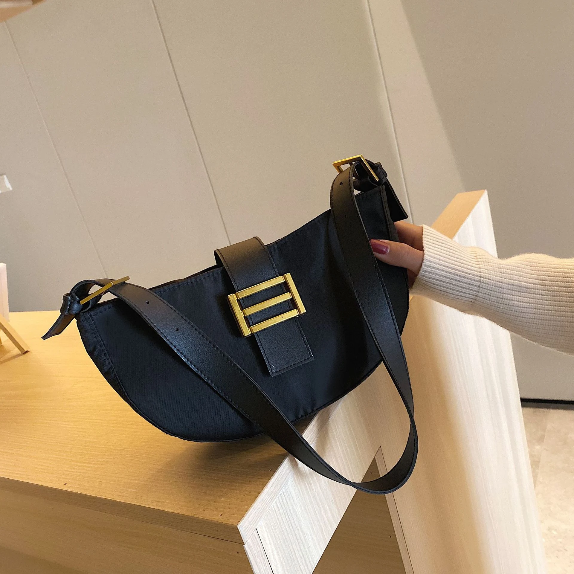 Bolso bandolera de nailon versátil, bolso de mano y bolso de hombro, el favorito de la red, perfecto para cualquier atuendo, cómodo y moderno. — foto 2