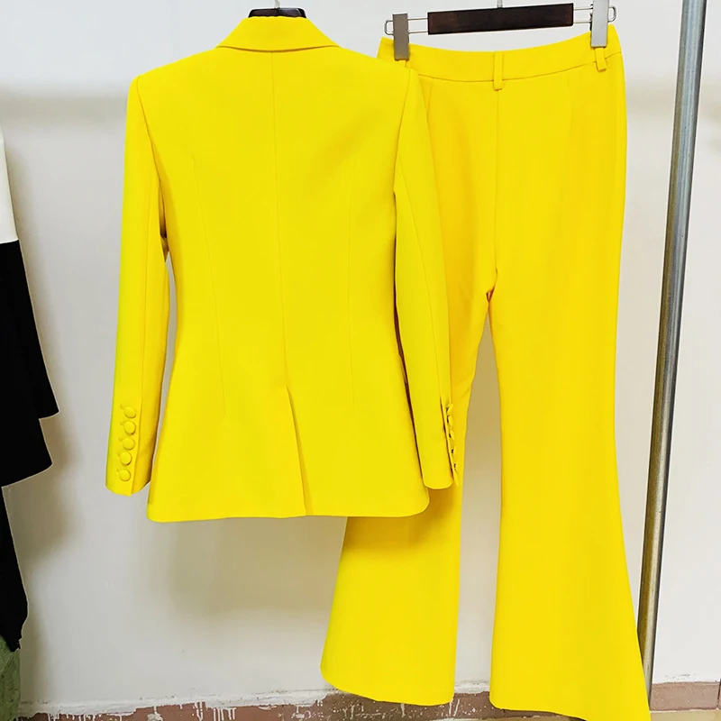 Conjunto de duas peças com calça flare, tecido de fivela de um grão e comprimento médio. Elegância e conforto para diversas ocasiões. — foto 4