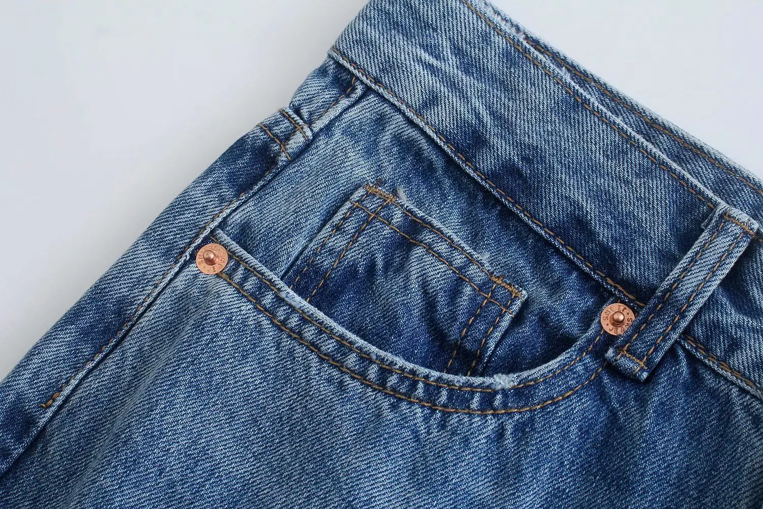 Ženske slim ravne pantalone širokih nogavica, kombinacija udobnosti i stila. Idealne za svaku priliku, naglašavaju figuru. — foto 3