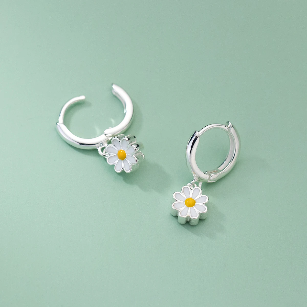 Brincos de flores pequenas e adoráveis para um toque floral charmoso. Adicione elegância ao seu visual diário com estes brincos. — foto 1