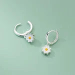 Brincos de flores pequenas e adoráveis para um toque floral charmoso. Adicione elegância ao seu visual diário com estes brincos. — foto 1