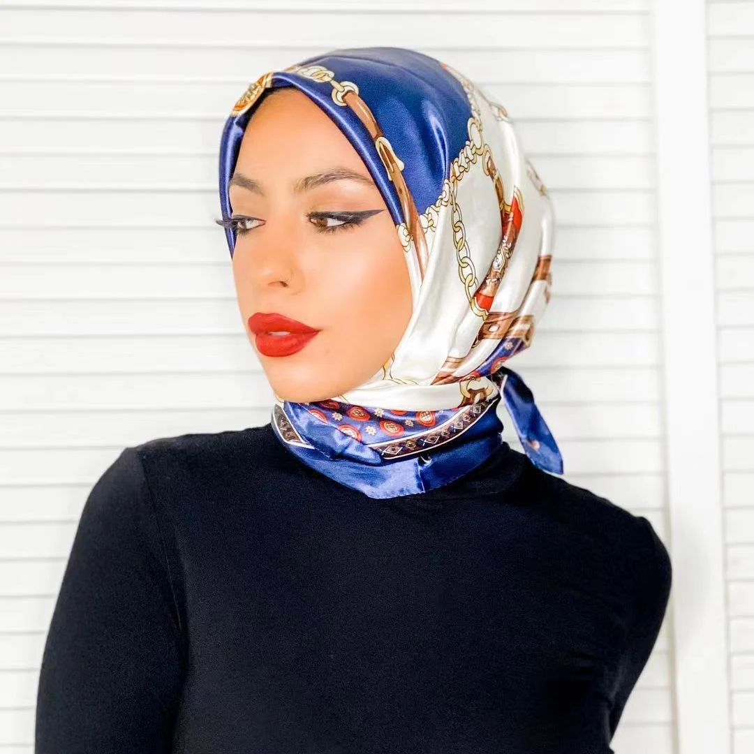 Lenço de seda 90cm cetim Malay casual. Elegância e conforto para o dia a dia. Macio e versátil, ideal para diversas ocasiões e estilos. — foto 12