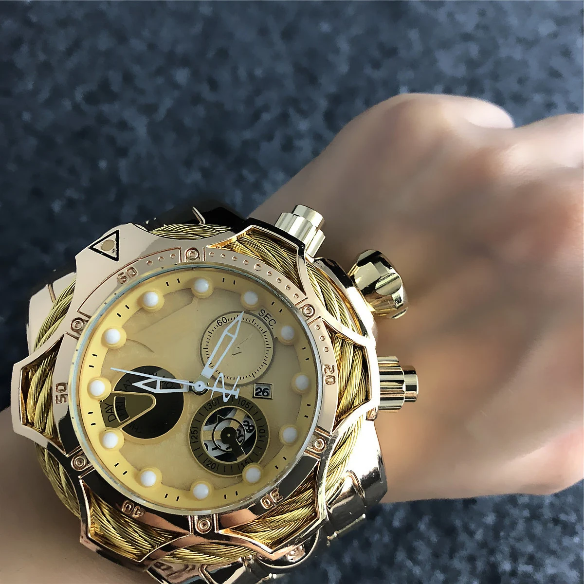 Reloj de cuarzo con correa de acero y esfera grande para hombre, fácil lectura y durabilidad. Diseño elegante para uso diario. — foto 2