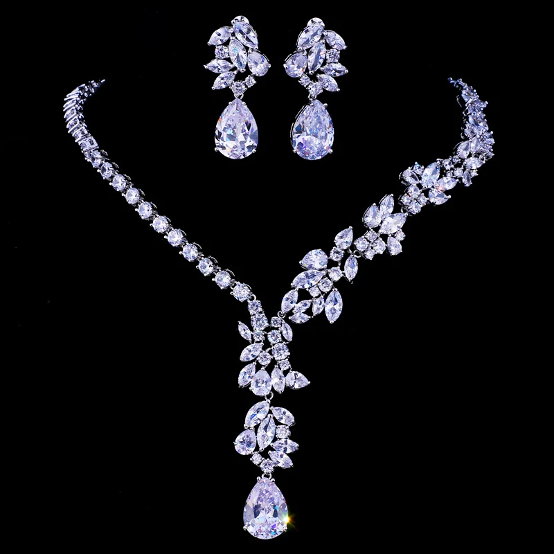 Deslumbrante traje de noiva com design de gota d'água e zircônias. Ideal para noivas que desejam brilho e elegância no altar. — foto 5