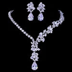 Deslumbrante traje de noiva com design de gota d'água e zircônias. Ideal para noivas que desejam brilho e elegância no altar. — foto 5