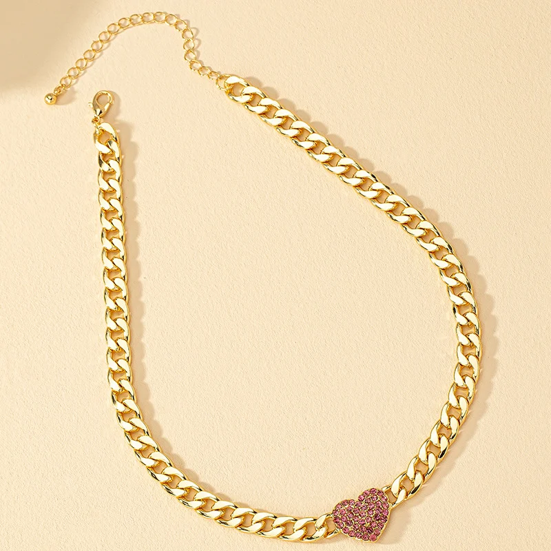 Colar feminino elegante de moda retrô e amor. Joia vintage que adiciona charme atemporal ao seu visual, expressando estilo e afeto. — foto 7