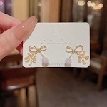 Brincos de laço e flor com toque premium. Design charmoso e elegante. Realce sua beleza com estes brincos únicos e sofisticados. — foto 4