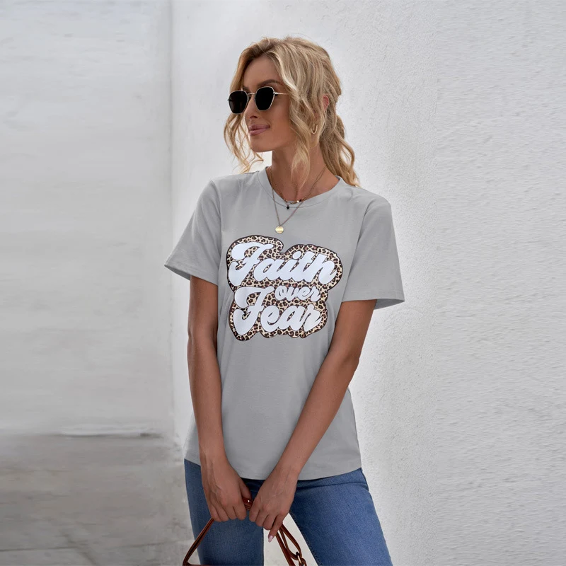 T-shirt con slogan in colori a contrasto con stampa leopardata, nuova estate, girocollo, manica corta — foto 7