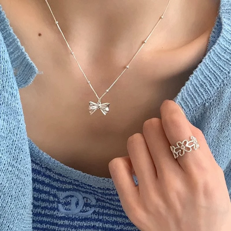 Colar minimalista de pérolas naturais duplas e camada dupla, com fecho de alta qualidade. Personalidade e elegância para um visual sofisticado. — foto 17