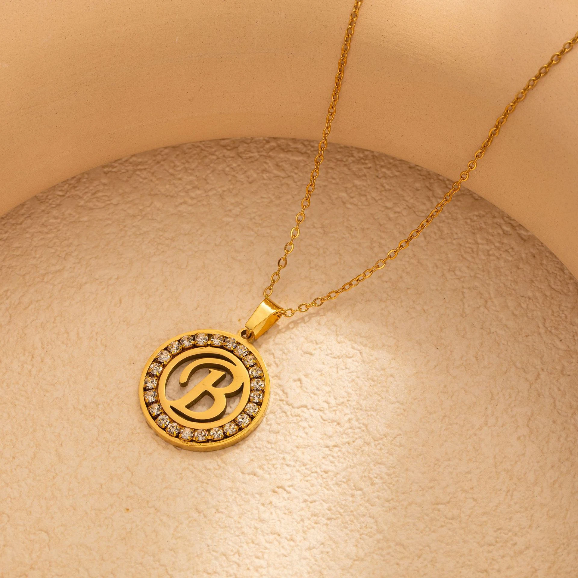 Colar com pingente de letra inglesa em aço inoxidável e diamantes redondos. Joia elegante e personalizada para você. — foto 30