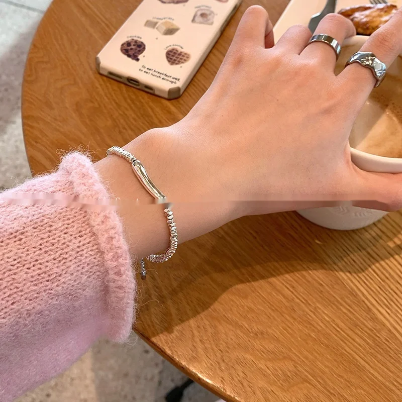Pulseira de pérolas graciosa e versátil que combina com tudo, a joia ideal para elevar seu visual e adicionar elegância. — foto 24