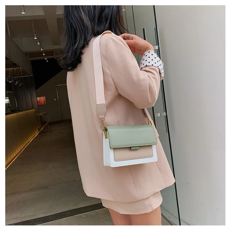 Bolsa vermelha quadrada transversal. Conforto e estilo em um único acessório. Ideal para o dia a dia, com espaço para seus pertences essenciais. — foto 5