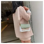 Bolsa vermelha quadrada transversal. Conforto e estilo em um único acessório. Ideal para o dia a dia, com espaço para seus pertences essenciais. — foto 5