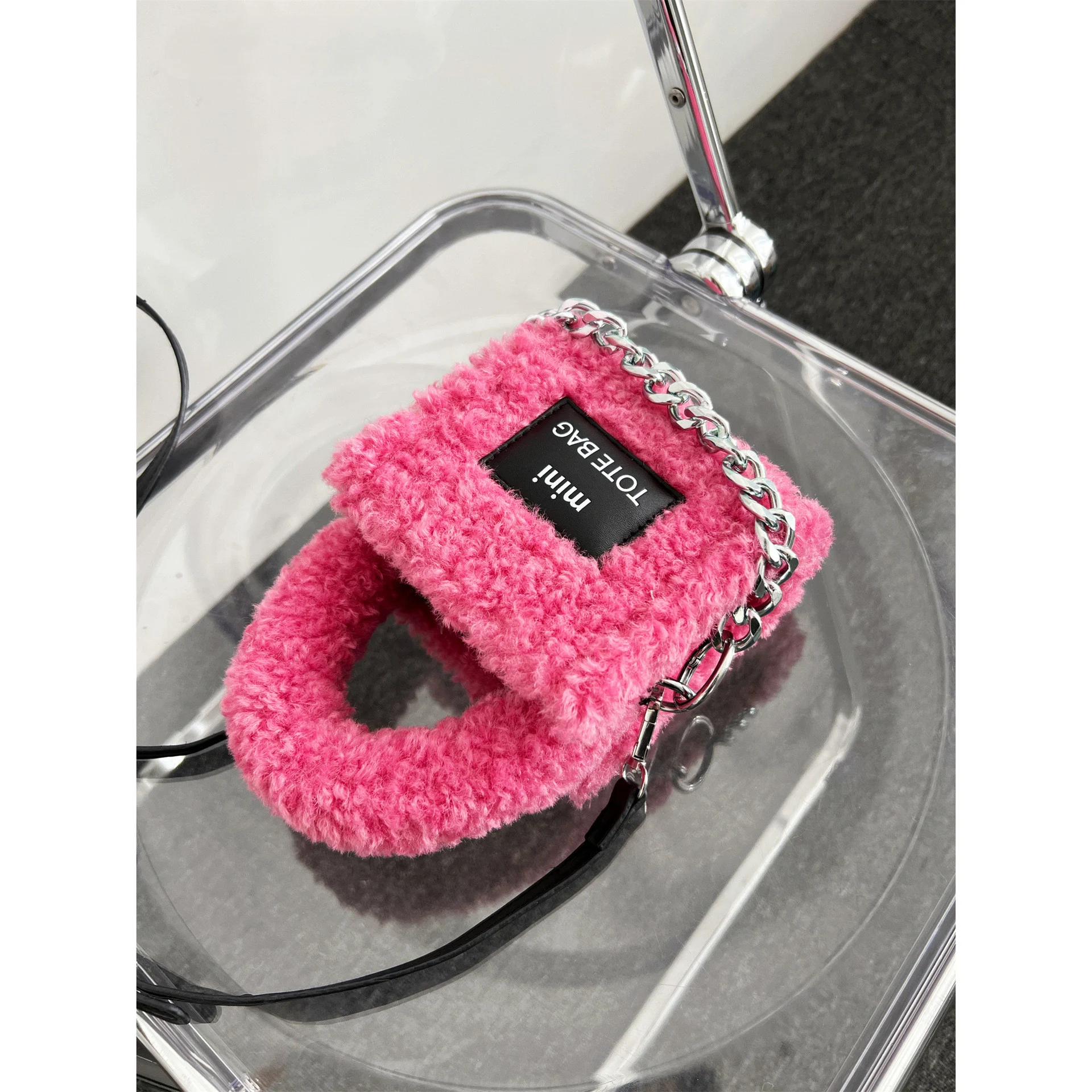 Bolsa de Corrente de Pelúcia Premium Moda Feminina. Leve seus itens com estilo e sofisticação. Uma bolsa macia e elegante para mulheres modernas. — foto 7