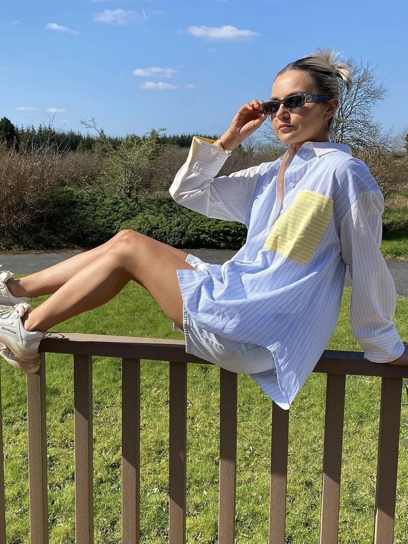 Blusa da donna a righe stile informale, ampia e comoda, perfetta per un look rilassato e alla moda, ideale per l'uso quotidiano. — foto 2