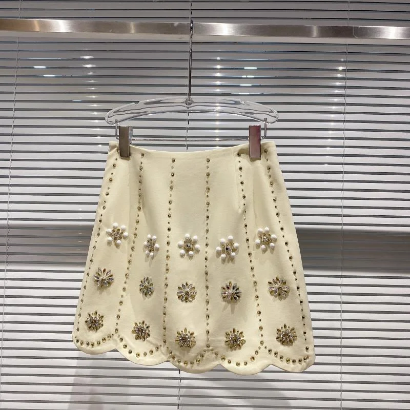Saia evasê artesanal com flores de strass 3D, miçangas e gradiente. Elegância e destaque para eventos especiais. — foto 1