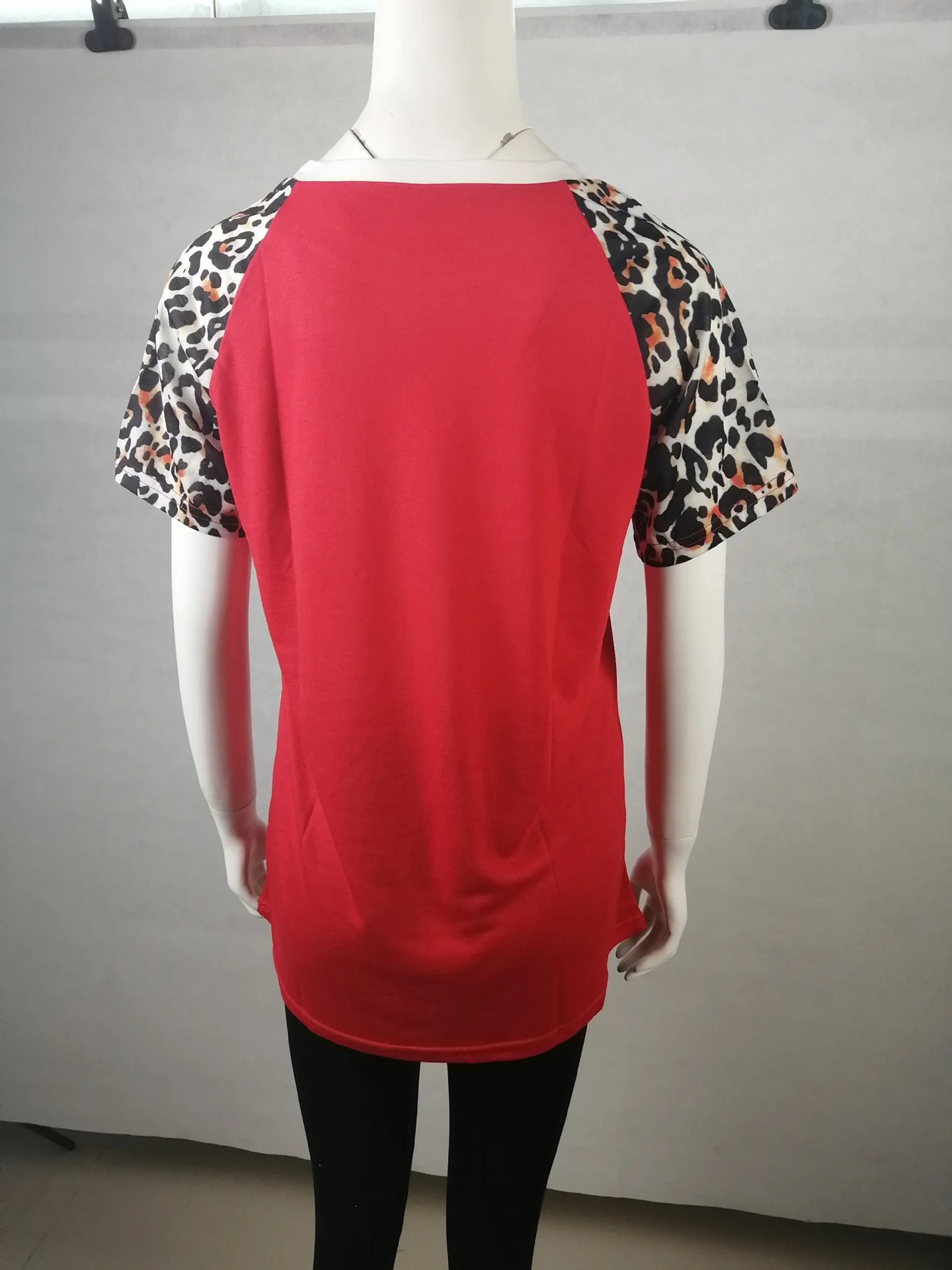Round neck leopard stitching short sleeves tee shirt. Comfortable, stylish and perfect for casual wear, offering a moder — photo 5