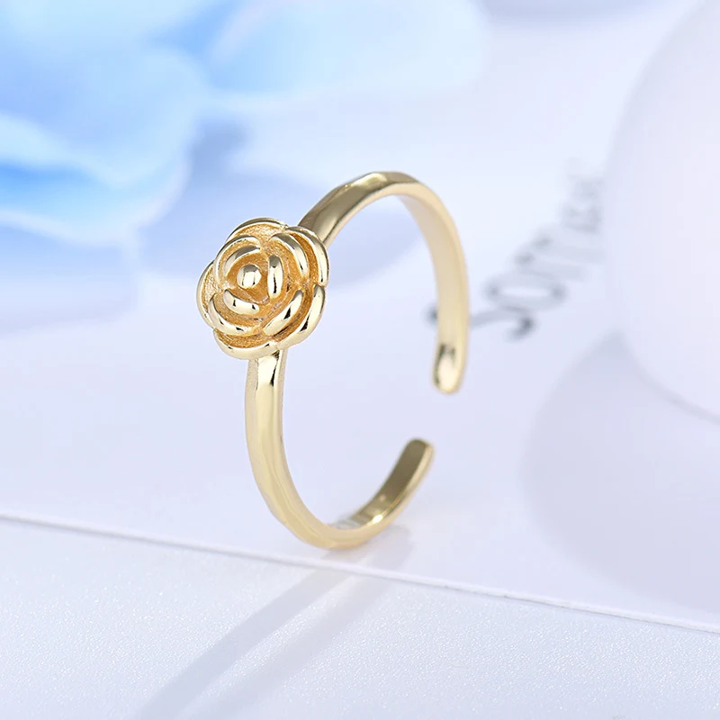 Anel de rosa elegante e bonito, uma joia encantadora para mulheres. Perfeito para presentear e celebrar momentos especiais. — foto 1