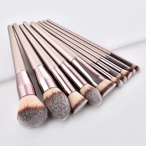 Title 1, Eyeshadow brush for flawless application and pr...