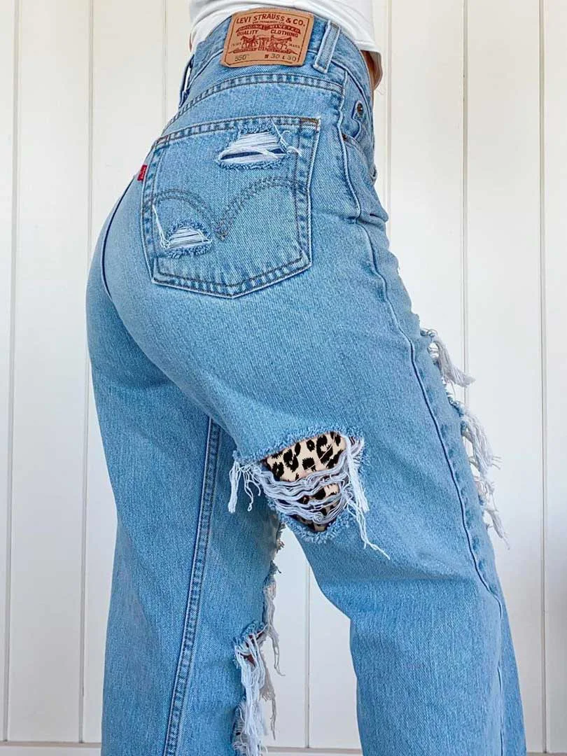 Jeans de mujer con efecto de estampado de leopardo rasgado y aspecto fino, perfectos para un look moderno y elegante. — foto 5