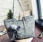 Seidenschal Schultertasche Stilvolle Eleganz für unterwegs. Diese leichte Schultertasche bietet Komfort und einen Hauch von Luxus, perfekt für jeden Anlass. — foto 2