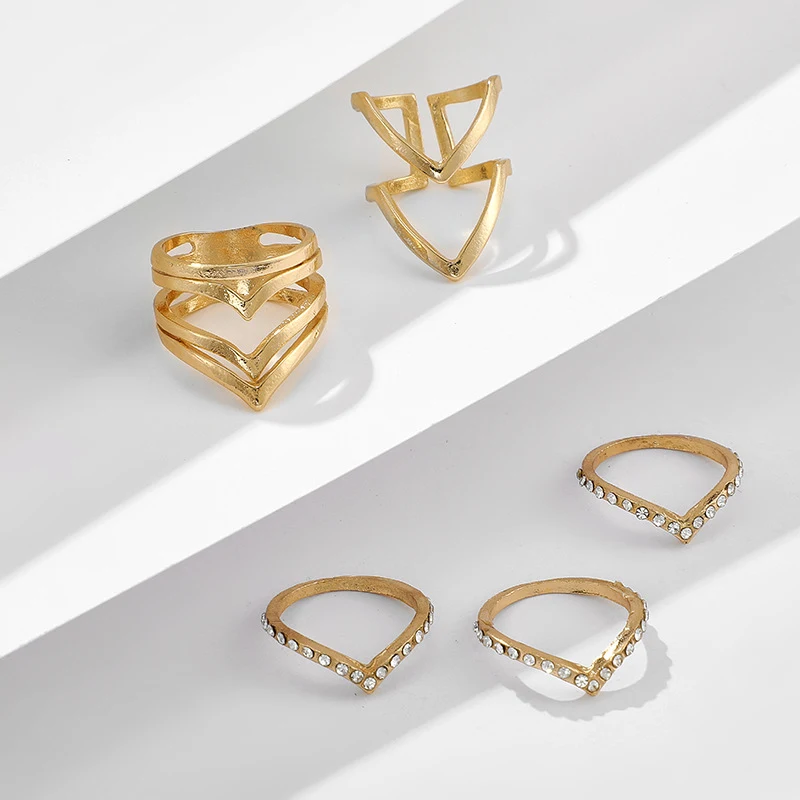 Anel simples em forma de V com diamantes, ideal para um visual elegante e minimalista. Desfrute do brilho sutil e da beleza atemporal. — foto 4
