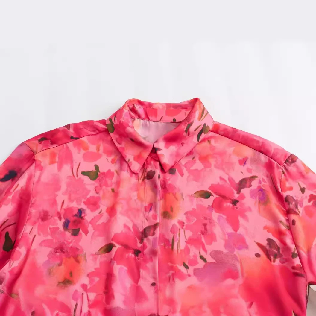 Camisa de cetim com estampa floral casual, estilo europeu e americano. Perfeita para um visual moderno e confortável, ideal para o dia a dia. — foto 10