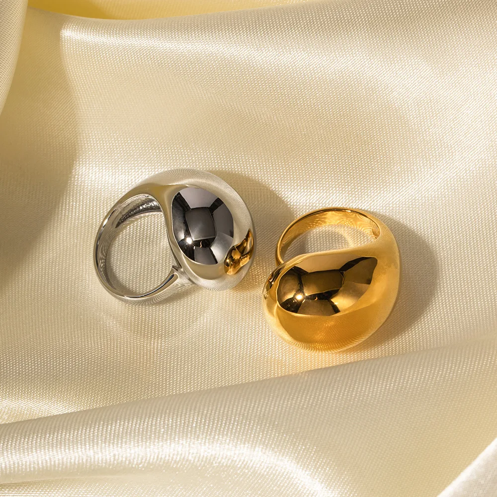 Anel Fechado de Aço Inoxidável Dourado INS18K Exagerado. Design Robusto e Elegante. Acessório Perfeito para um Visual Impactante e Sofisticado. — foto 1