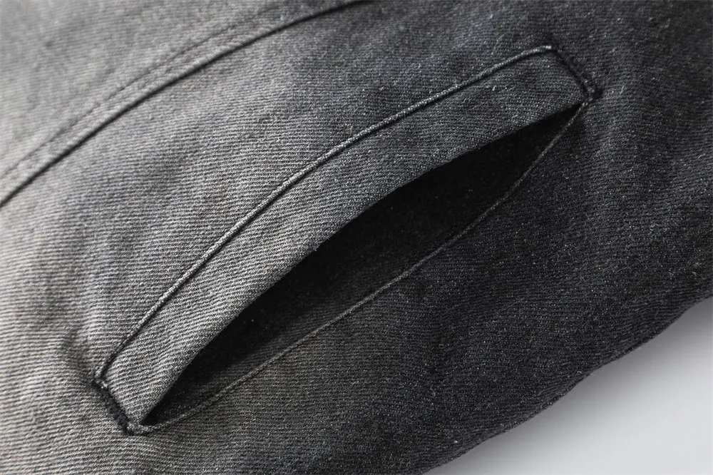 Jaqueta Jeans Feminina com Barra Desfiada e Degradê, Grossa, Ideal para Aquecer e Adicionar Estilo ao Seu Visual em Diversas Ocasiões. — foto 12