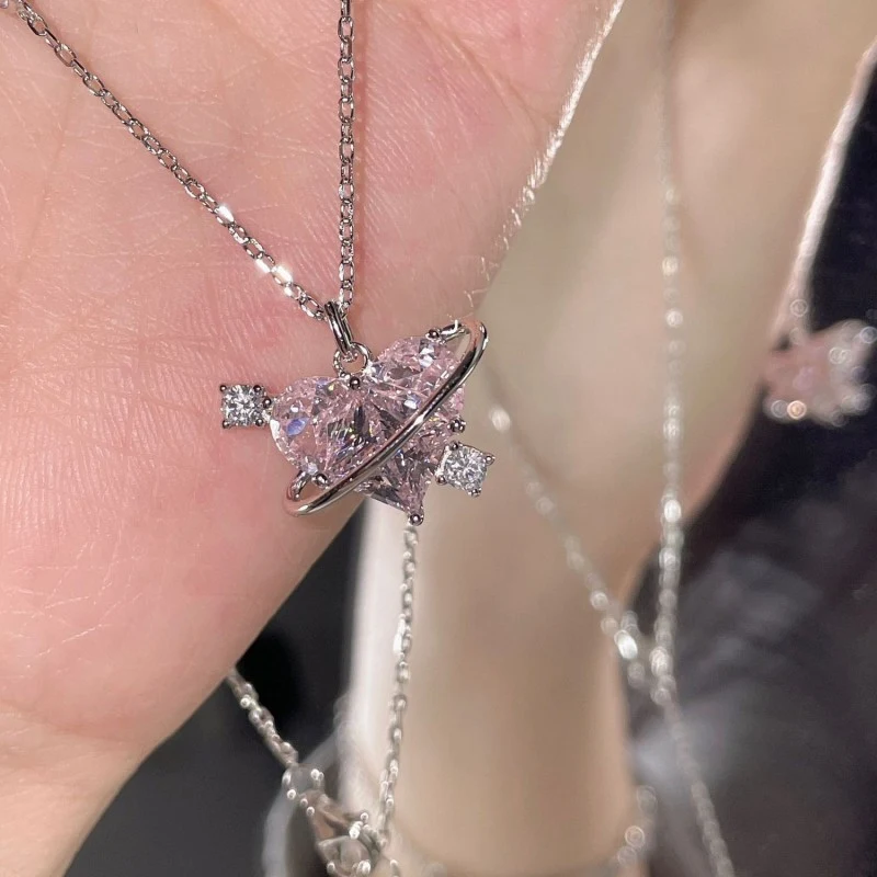 Colar Love Planet feminino, doce e fofo, com diamantes, para um visual encantador e expressar seu amor. Um presente perfeito. — foto 6