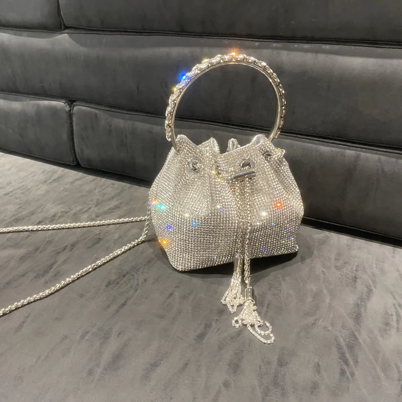 Bolsa transversal de luxo e nicho, perfeita para a noite. Design leve e sofisticado, ideal para carregar seus itens essenciais com elegância. — foto 4