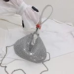 Bolsa Mensageiro com um Ombro Só e Strass, Estilo Dumpling, um Toque de Glamour para Looks Noturnos, Leve e Charmosa, Perfeita para Sair. — foto 4