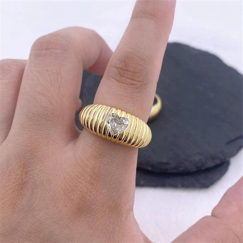 Anel de croissant de zircônia em formato de coração com banho de cobre, perfeito para adicionar um toque charmoso e elegante ao seu visual. — foto 14