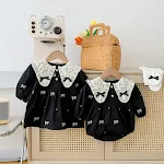 Vestido de outono para bebê com gola boneca, renda e bordado. Ideal para manter seu bebê aquecido e charmoso durante a estação outonal. — foto 12