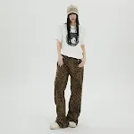 Women's Leopard Jeans, Wide Leg, Loose Fit. Comfortable and stylish for a relaxed look. A versatile and trendy piece, pe — photo 4
