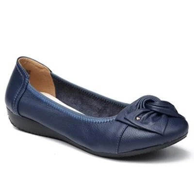 Skórzane buty damskie dla kobiet w średnim wieku, płaskie, na wiosnę i lato, buty dla matek, wygodne i eleganckie. — zdjęcie 3