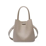 Bolsa de mão feminina em couro bovino de camada superior Sofisticação e durabilidade. Design elegante para transportar seus pertences com estilo e segurança. — foto 3