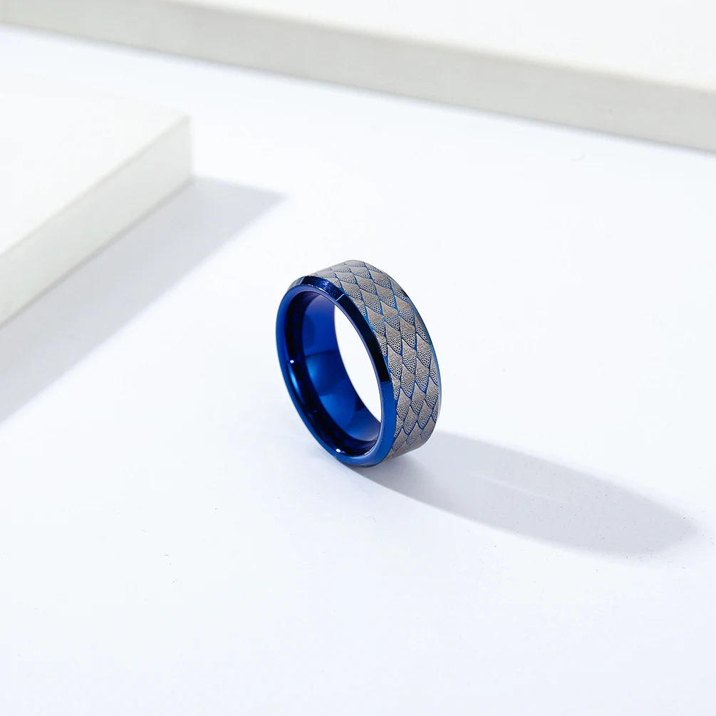 Anel de aço de tungstênio com empilhamento gradiente e grão. Resistente, durável e estiloso. Perfeito para quem busca um visual moderno e elegante. — foto 8