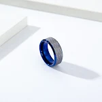 Anel de aço de tungstênio com empilhamento gradiente e grão. Resistente, durável e estiloso. Perfeito para quem busca um visual moderno e elegante. — foto 8