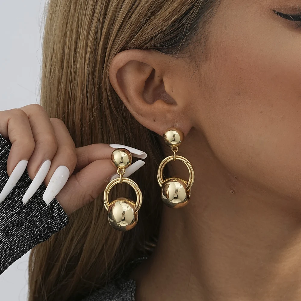 Brincos geométricos dourados furados da moda, para um visual elegante e estiloso. Adicione um toque de brilho ao seu look! — foto 6