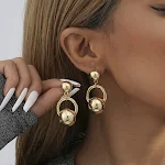 Brincos geométricos dourados furados da moda, para um visual elegante e estiloso. Adicione um toque de brilho ao seu look! — foto 6