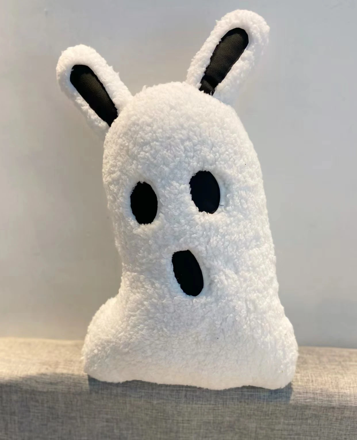 Almofada de fantasma de pelúcia para Halloween, macia e fofa. Perfeita para fotos, decoração e abraçar. Garanta a sua já! — foto 13