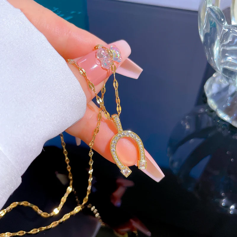 Colar feminino micro-incrustado em ouro real. Uma joia delicada e luxuosa para mulheres. Realce sua beleza com elegância. — foto 3
