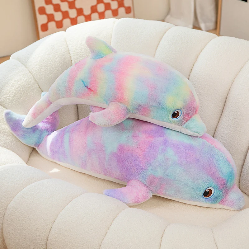 Boneca de golfinho colorido de simulação, travesseiro de pelúcia macio. Conforto e diversão para crianças, ideal para brincar, dormir e decorar. — foto 1