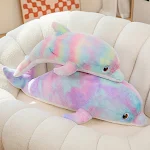 Boneca de golfinho colorido de simulação, travesseiro de pelúcia macio. Conforto e diversão para crianças, ideal para brincar, dormir e decorar. — foto 1