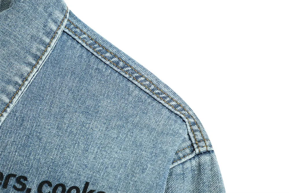 Title 12, Jaqueta jeans com padrão de letras inglesas de ...