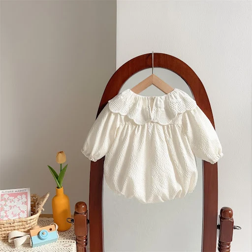 Title 4, Newborn onesie met holle kanten kraag en lange ...
